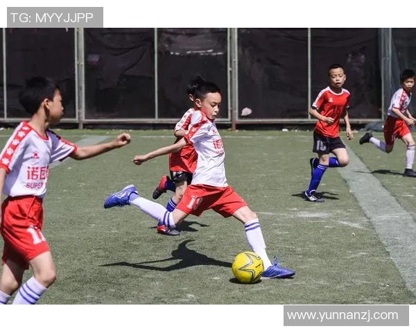 足球明星奔跑时的优雅姿态与技巧展示解析